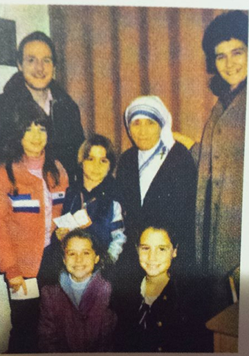Mutter Teresa mit Cconchita und Familie