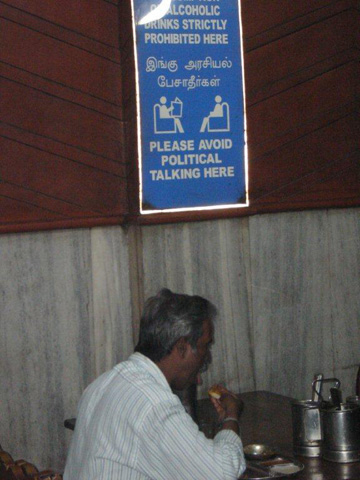 Blaues Schild im Restaurant